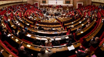 Loi logement: l'Assemblée débattra encore le week-end, protestations à droite et à gauche