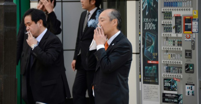 Tabac ou congés en plus? Le dilemme des salariés fumeurs d'une firme japonaise