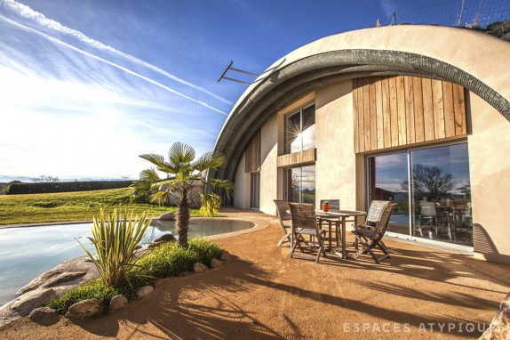 EN IMAGES. A vendre : maison bio-climatique sous un dôme végétalisé