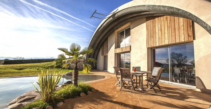 EN IMAGES. A vendre : maison bio-climatique sous un dôme végétalisé