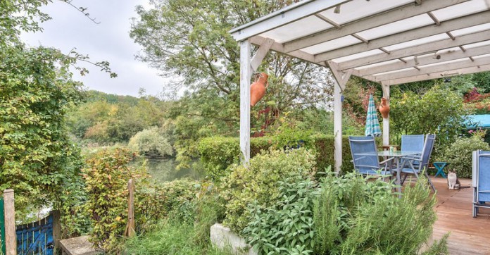 EN IMAGES. A vendre : maison sur une île en banlieue parisienne