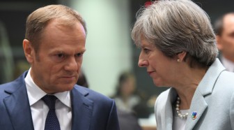 Brexit: Londres et l'UE doivent "avancer ensemble" pour un accord, insiste May