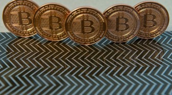 Le bitcoin franchit pour la première fois le seuil de 10.000 dollars
