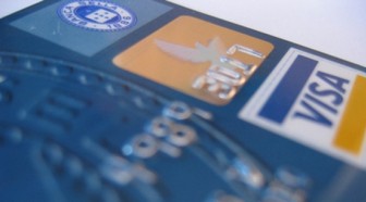 Les prix des cartes bancaires au centre du duel entre les réseaux de paiement