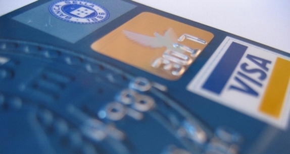 Les prix des cartes bancaires au centre du duel entre les réseaux de paiement
