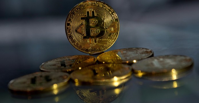 Le Bitcoin possible menace pour la stabilité financière, selon un gouverneur de la Fed