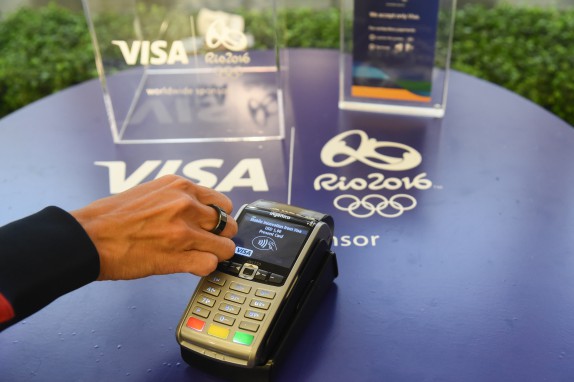 A Rio, des athlètes vont tester la bague de paiement sans contact Visa