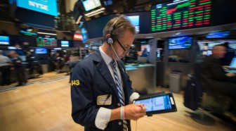 Wall Street ouvre en hausse, surveillant la Fed et le Congrès