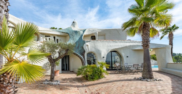 EN IMAGES. A vendre : villa "Les Troglodytes" de Jacques Couëlle