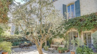 EN IMAGES. A vendre : ancien couvent provençal rénové