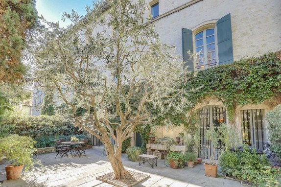 EN IMAGES. A vendre : ancien couvent provençal rénové