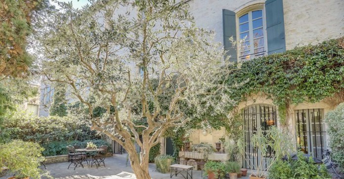 EN IMAGES. A vendre : ancien couvent provençal rénové