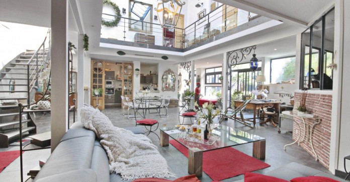 EN IMAGES. A vendre : une ancienne jardinerie transformée en villa