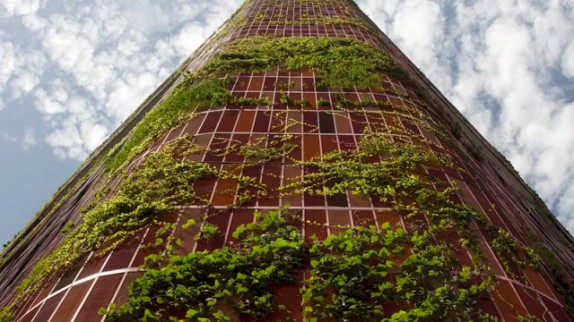 EN IMAGES. Une tour tapissée de verdure pour absorber la pollution