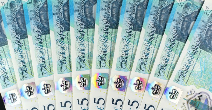 Le Royaume-Uni inaugure le billet de 5 livres sterling en plastique