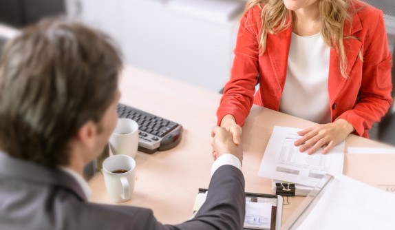 Les Français font de nouveau confiance à leurs banques mais s'y déplacent moins