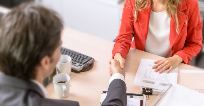 Les Français font de nouveau confiance à leurs banques mais s'y déplacent moins