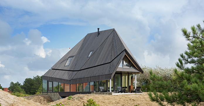 EN IMAGES. Etonnante maison de vacances avec vue panoramique, sous les dunes Hollandaises
