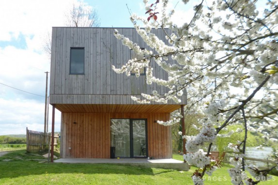 EN IMAGES. A vendre. Maison d'architecte au bord de l'eau