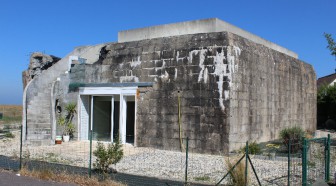 EN IMAGES. Et si vous habitiez dans un blockhaus de la Seconde Guerre mondiale ?