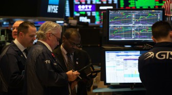 Wall Street hésite à l'ouverture entre résultats et taux d'intérêt