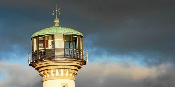 EN IMAGES. A vendre : Phare breton avec piscine