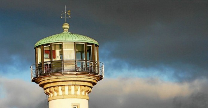 EN IMAGES. A vendre : Phare breton avec piscine