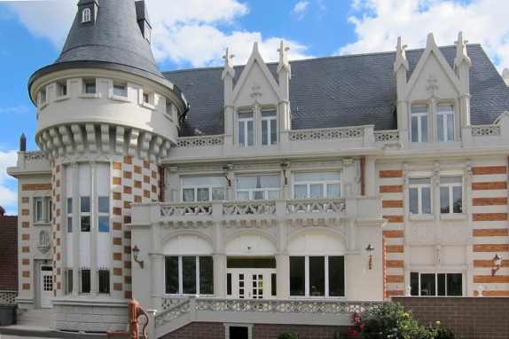 EN IMAGES. A vendre : château néogothique plus moderne qu'on ne le croit