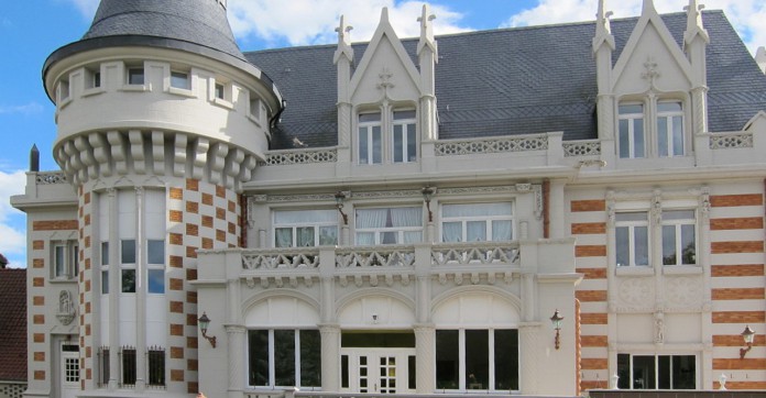 EN IMAGES. A vendre : château néogothique plus moderne qu'on ne le croit