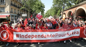 A Paris, des salariés du Crédit Mutuel Arkéa manifestent pour leur indépendance