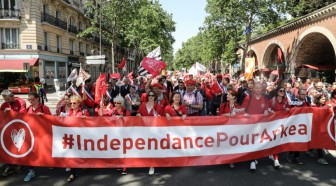 A Paris, des salariés du Crédit Mutuel Arkéa manifestent pour leur indépendance