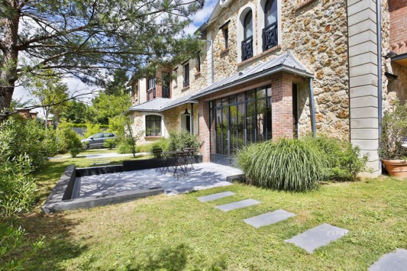 EN IMAGES : A vendre : vaste demeure contemporaine en pierre