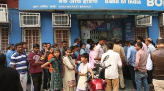En Inde, vous pouvez embaucher quelqu'un pour faire la queue à votre place devant les banques