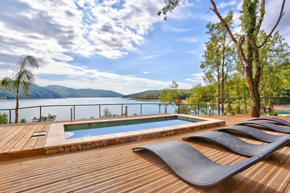 EN IMAGES. A vendre : Villa contemporaine sur son île Varoise paradisiaque