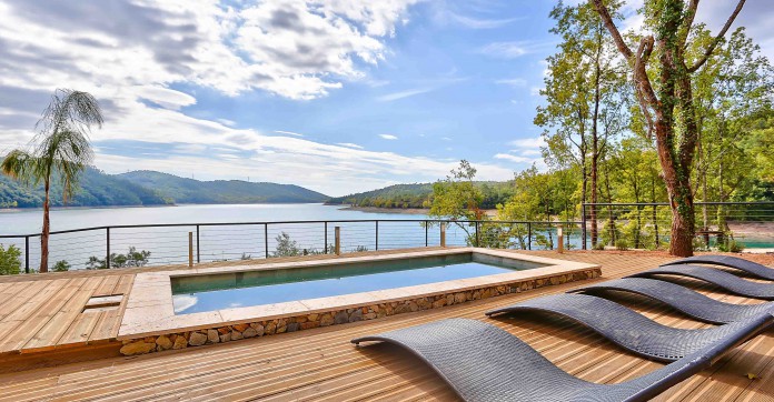 EN IMAGES. A vendre : Villa contemporaine sur son île Varoise paradisiaque