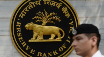 Inde: la banque centrale relève son principal taux d'intérêt pour la première fois en 4 ans