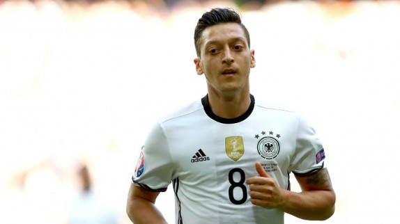 EN IMAGES : visitez la maison à 11 millions de Mesut Özil