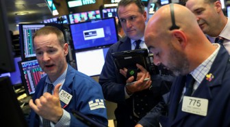 Wall Street ouvre en baisse, anxieuse face aux conflits commerciaux