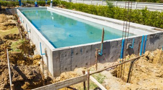 Piscines: les professionnels revoient en hausse le nombre de bassins en France