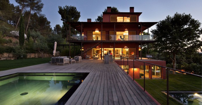 EN IMAGES. A vendre : villa néo-coloniale au coeur de la Provence