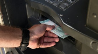 Du "super-dinar" au "bolivar fort": quand les billets se transportent en brouette