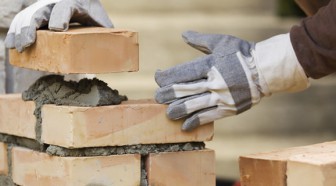 France/logement: les permis de construire creusent leur recul entre mai et juillet