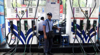 Inde: sous pression, le gouvernement baisse le prix des carburants