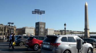 Au coeur de Paris, la voiture électrique "oui, mais pas tout de suite"