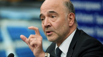 Un eurodéputé italien écrase avec sa chaussure les notes de Moscovici après le rejet du budget