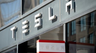 Tesla gagne de l'argent pour la première fois en deux ans