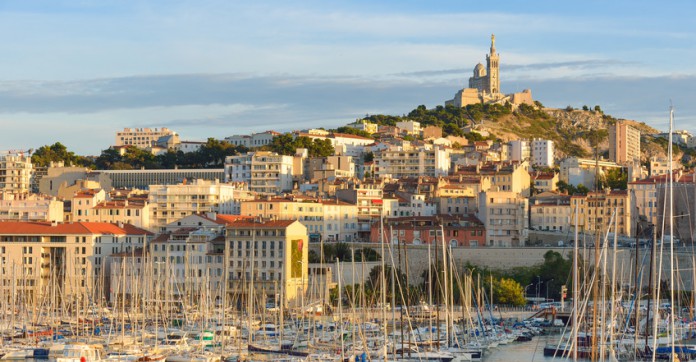La question du logement insalubre "ne concerne pas que Marseille" (Denormandie)