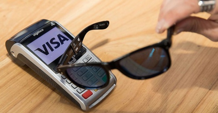 Et s'il était bientôt possible de payer avec... ses lunettes de soleil ?