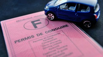 Macron annonce une "baisse drastique du coût du permis" de conduire