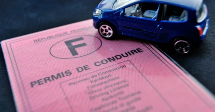 Macron annonce une "baisse drastique du coût du permis" de conduire